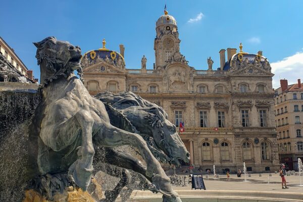 gray horse statue near brown concrete building under blue sky during daytime